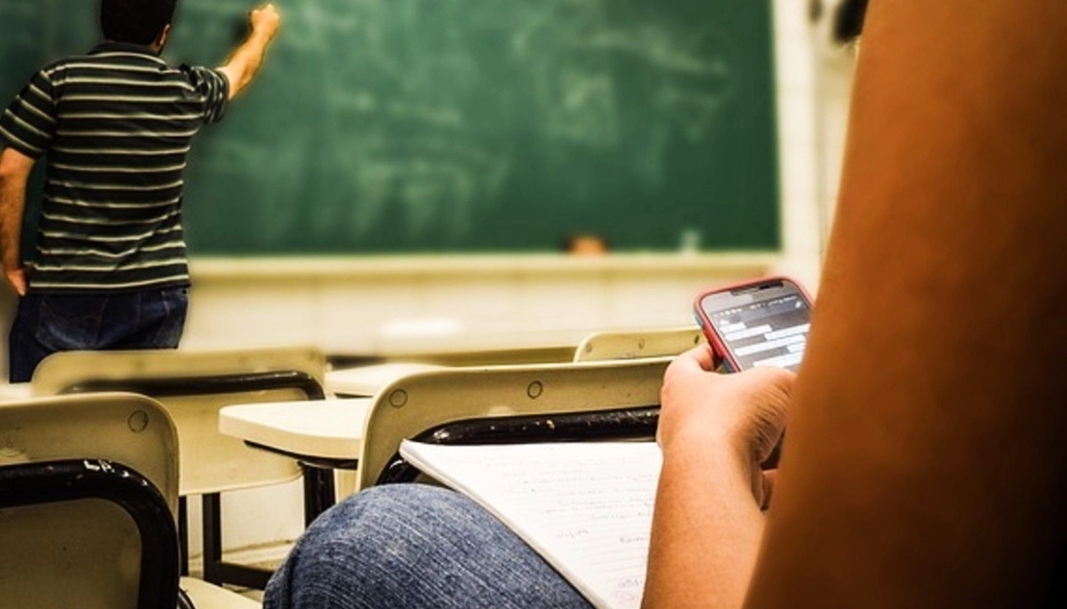 Escuelas alertan por nuevas modalidades de bullying: qué son las cuentas de “chismes” y “confesiones”