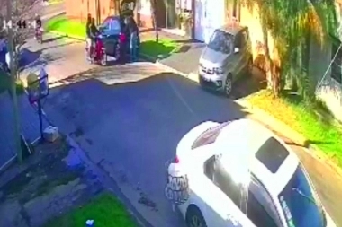 Castelar en llamas: jauría de motochorros robó un auto y otra pareja asaltó a madre e hija