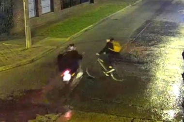 Chocó, huyó y se arrepintió: motoquero atropelló a una ciclista y le provocó un severo golpe en el cráneo
