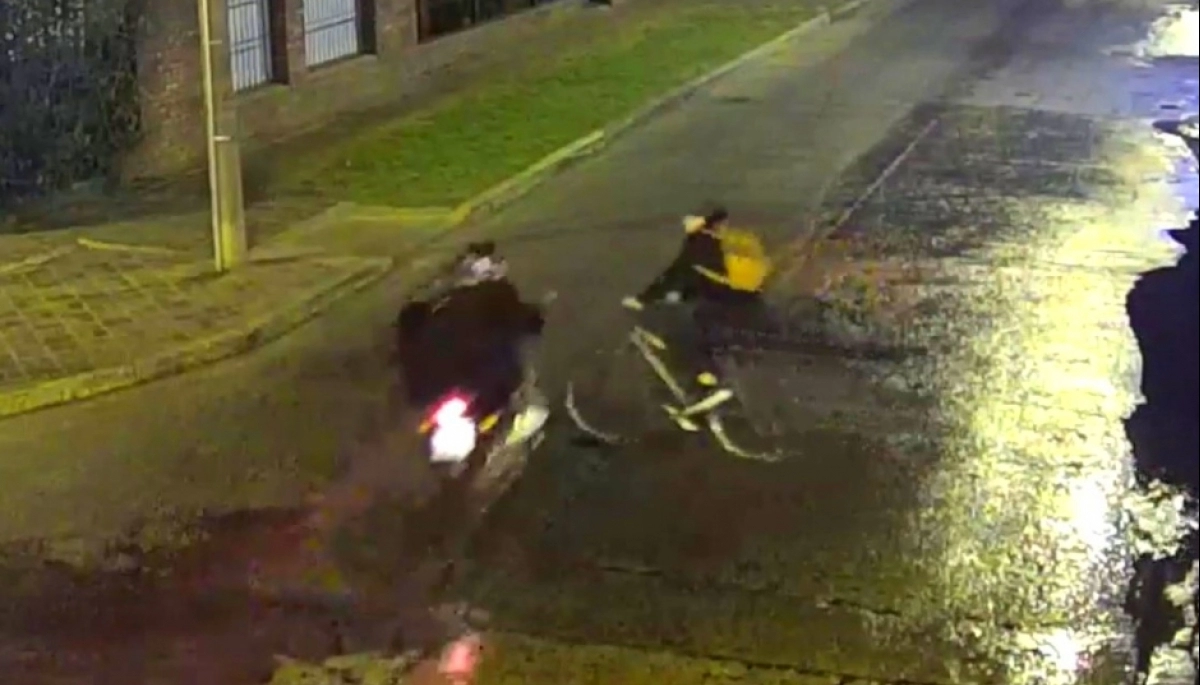 Chocó, huyó y se arrepintió: motoquero atropelló a una ciclista y le provocó un severo golpe en el cráneo