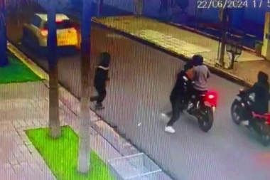 Ataque temible: ocho motochorros rodearon y persiguieron a una pareja para robarles el auto