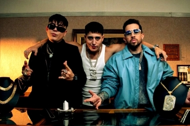 YSY A sacó a relucir su brillo, oro y diamantes en el estreno de “Joya de esta Era” con De La Ghetto