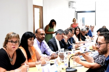 Presionado por los gremios, Kicillof convocó a estatales y docentes para discutir salarios