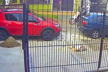 Motochorros en Quilmes: una pareja de ladrones sorprendió a un hombre cuando llegó a su domicilio