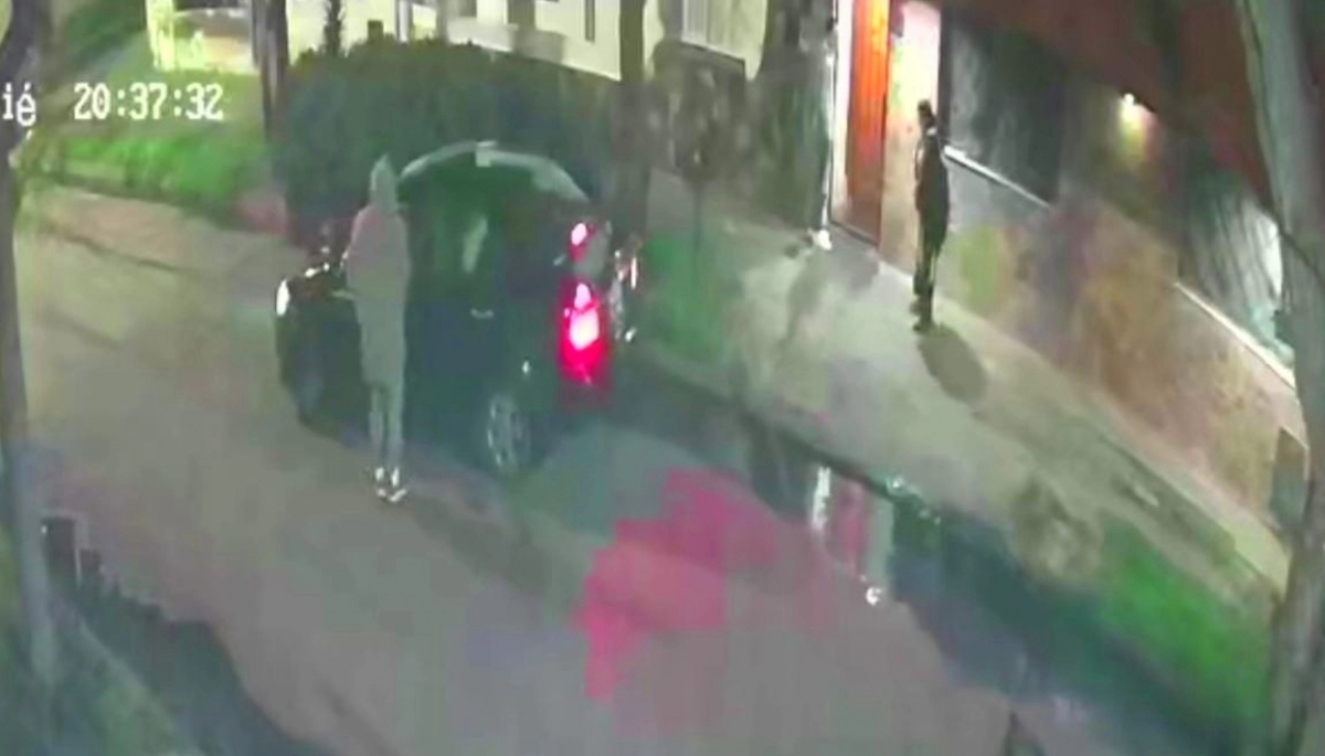 Sangrienta emboscada en Lanús: llegó a buscar a un pasajero y lo asaltaron delincuentes armados