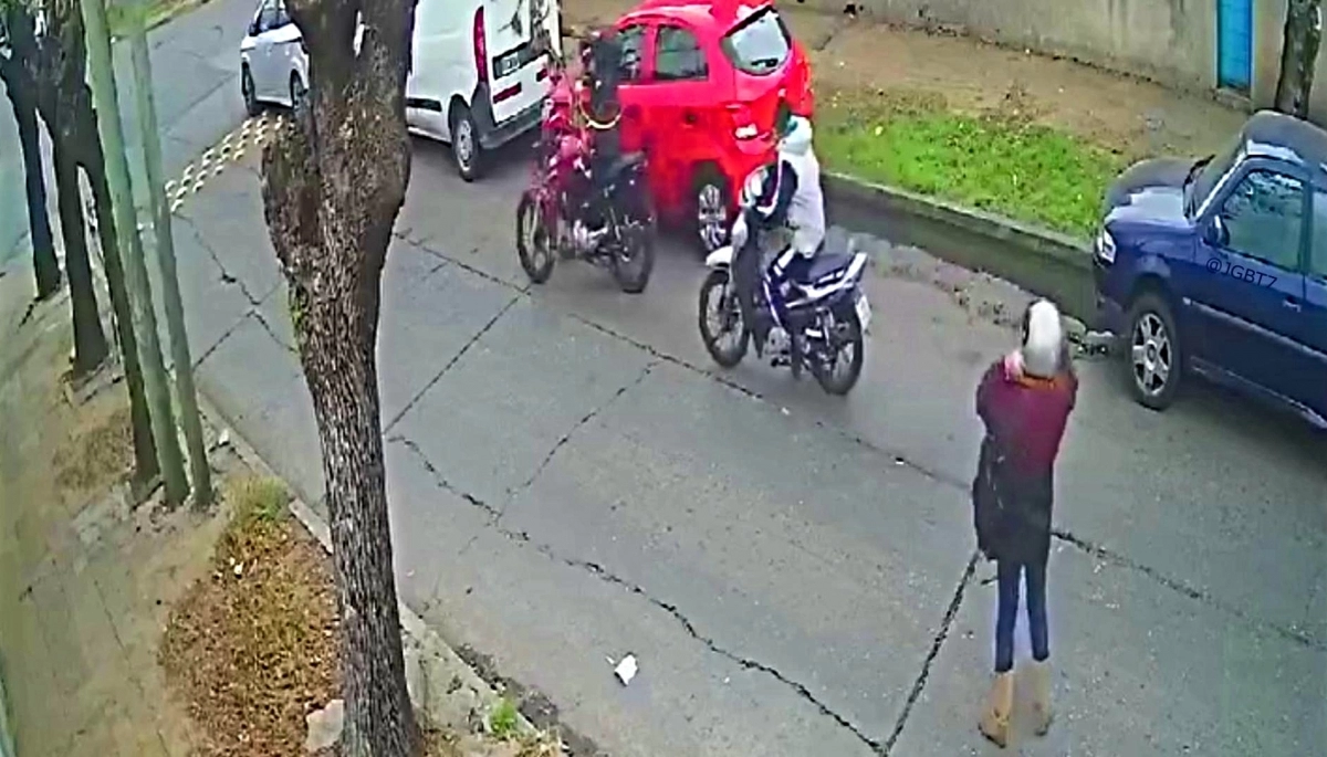Motochorros armados robaron una moto al mediodía y a metros de una escuela de San Martín
