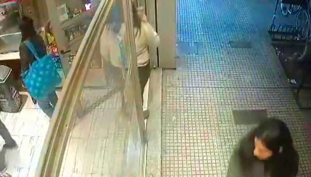 No es una dulzura: aprovechó que el local estaba lleno y se robó una caja de bombones rellenos