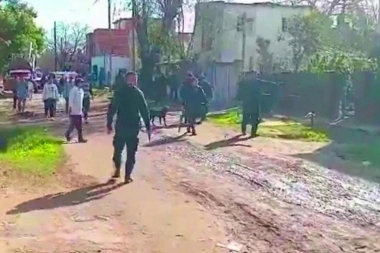 Disputa vecinal: delante de la policía un sujeto le arrojó una molotov a una vivienda