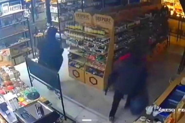 Inseguridad en La Plata: con tranquilidad y por etapas, tres encapuchados desvalijaron una dietética