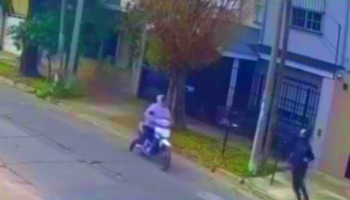 Inseguridad en Tres de Febrero: salió a pasear al perro y motochorros lo dejaron sin teléfono