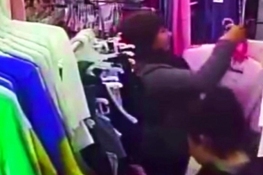 A metros de la Casa Rosada y acompañados por niños, robaron ropa con la modalidad piraña