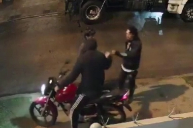 En Merlo, motochorros le dispararon a una mujer por un teléfono y a dos hermanos les robaron la moto