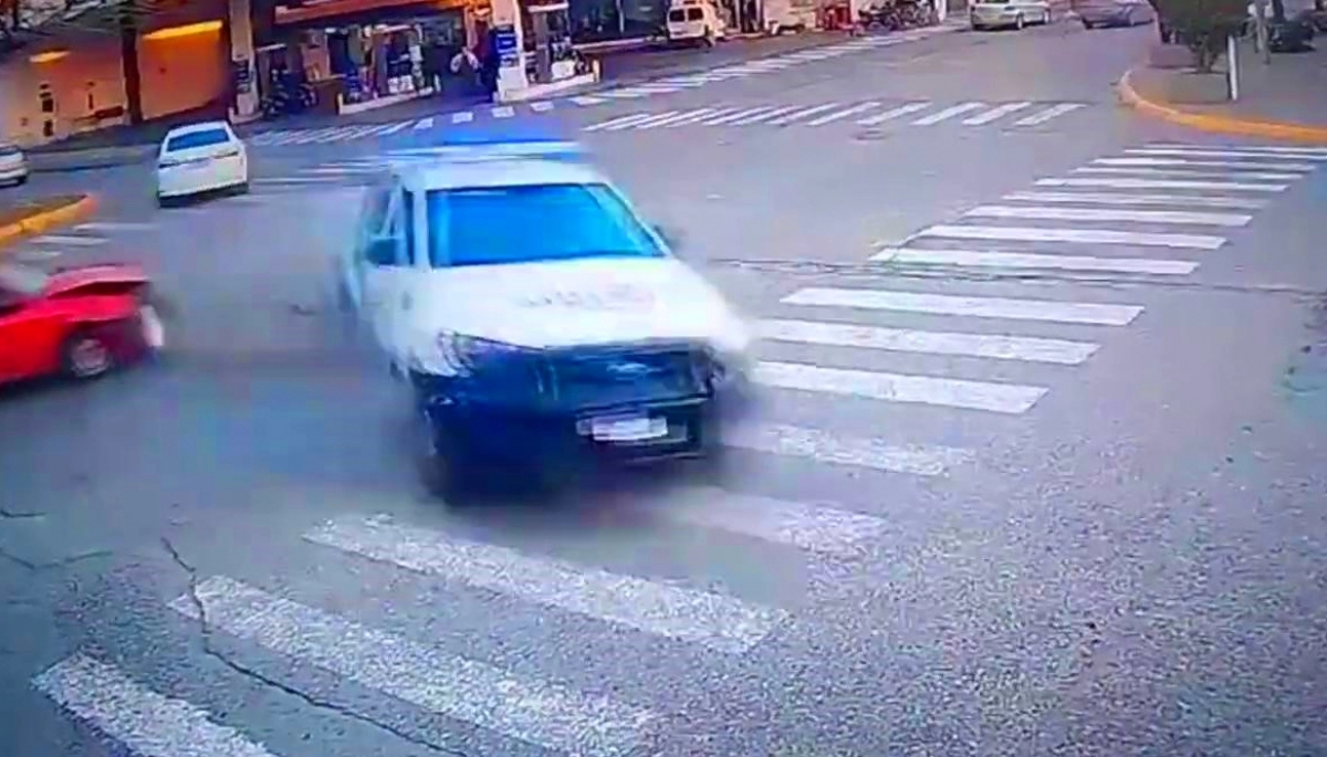 Un móvil policial que respondía a una emergencia fue chocado, volcó y colisionó con dos autos