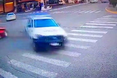 Un móvil policial que respondía a una emergencia fue chocado, volcó y colisionó con dos autos