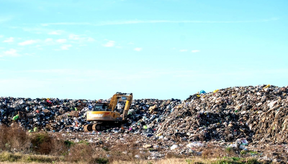 Navarro: avanza el saneamiento del basural a cielo abierto