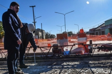 Egüen estuvo presente en las obras sobre la bajada de hormigón de la Avenida 18 de 25 de Mayo