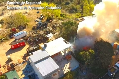 Impactante operativo para sofocar el incendio de un galpón en la zona norte del Conurbano