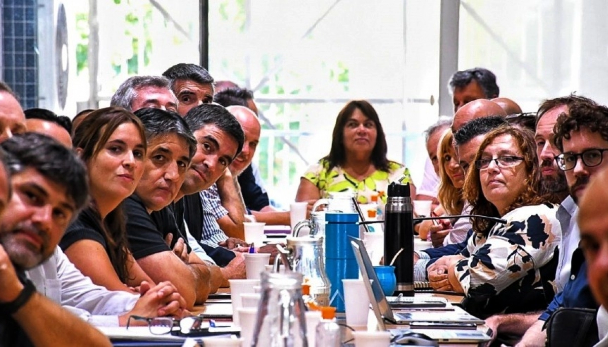 Gremios docentes y estatales presionan a Kicillof por una nueva convocatoria paritaria