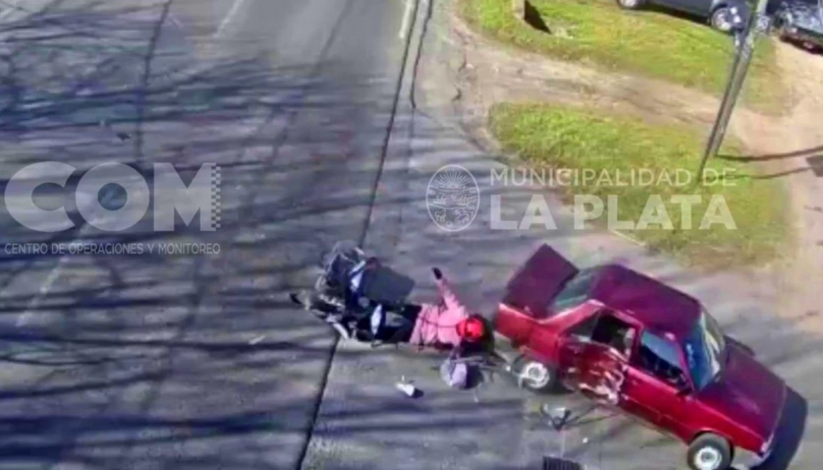 Violento choque en La Plata: la motoquera sufrió severas lesiones tras colisionar con un automóvil