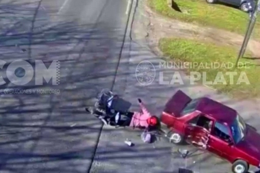 Violento choque en La Plata: la motoquera sufrió severas lesiones tras colisionar con un automóvil