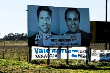 Denunciaron campaña sucia: Fuerza Patria intimó a libertarios por escraches de afiches en la Cuarta Sección