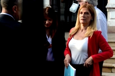 “Otra mala noticia para las PyMes bonaerenses”: Magario fustigó a Milei por facilitar las importaciones