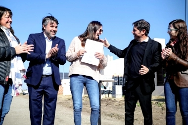 Kicillof se mostró con un intendente radical: entrega de viviendas en Magdalena