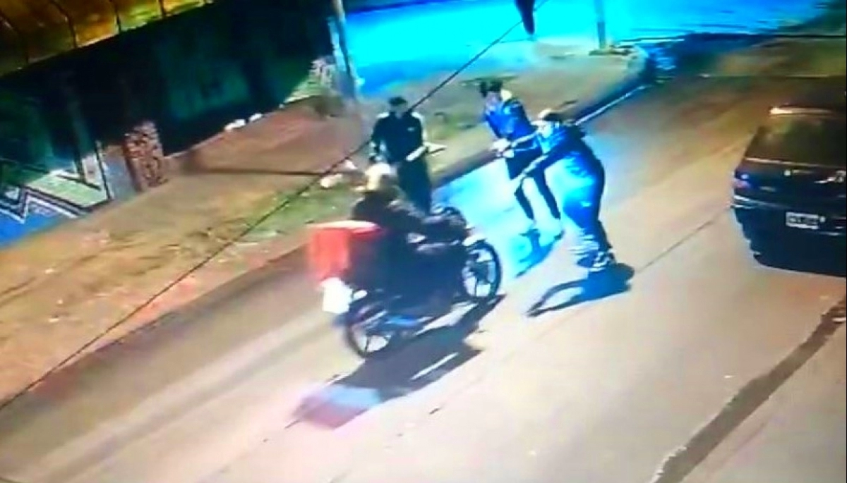 Asalto a un delivery: le apuntaron a la cabeza, lo tiraron al asfalto y le robaron el vehículo