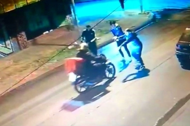 Asalto a un delivery: le apuntaron a la cabeza, lo tiraron al asfalto y le robaron el vehículo