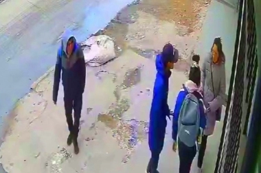 En la puerta de una cárcel, una pareja le robó la cartera a una mujer