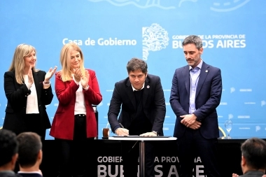 Kicillof invitó a intendentes peronistas y radicales a firmar convenios de impacto local