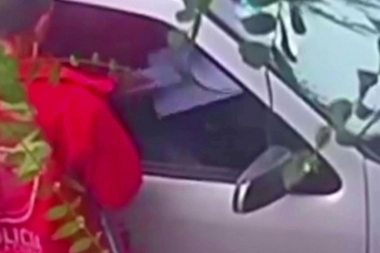 Grabaron a un efectivo de la Policía de la Ciudad en el momento en que habría recibido una coima