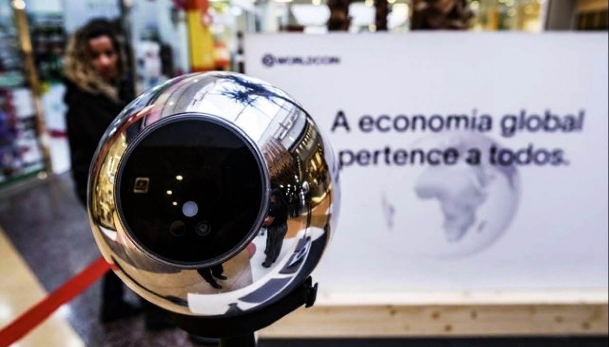 Millonaria multa a Worldcoin: la empresa que escanea ojos a cambio de criptomonedas