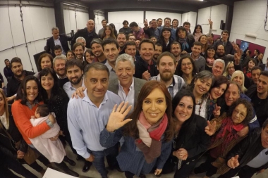 Tras el lanzamiento de "campaña ciudadana", Cristina se reunió con candidatos en Lanús
