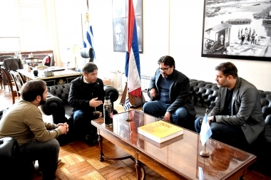Kicillof cruzó el charco para fomentar acuerdos en Montevideo y visitar a un reconocido líder