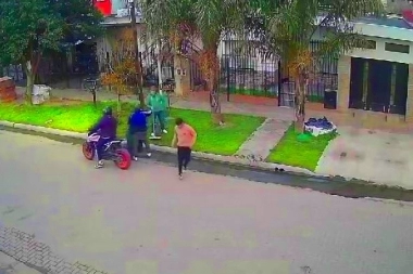 Un hombre que barría la vereda y una madre que tenía importantes estudios médicos, fueron víctimas de motochorros