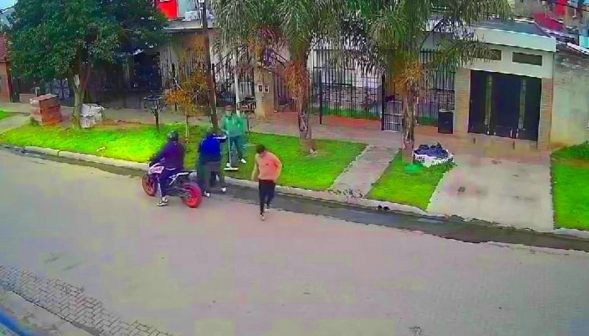 Un hombre que barría la vereda y una madre que tenía importantes estudios médicos, fueron víctimas de motochorros