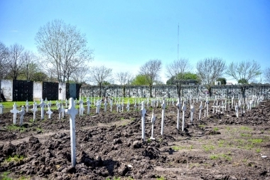En La Plata inhumaron más de 300 ataúdes abandonados en el cementerio local