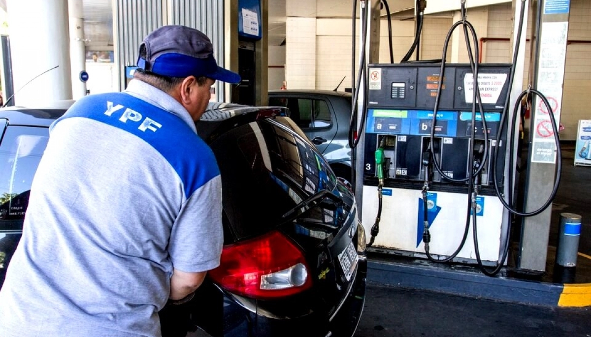 No hay bolsillo que aguante: Milei dispuso una nueva suba en el valor de la nafta