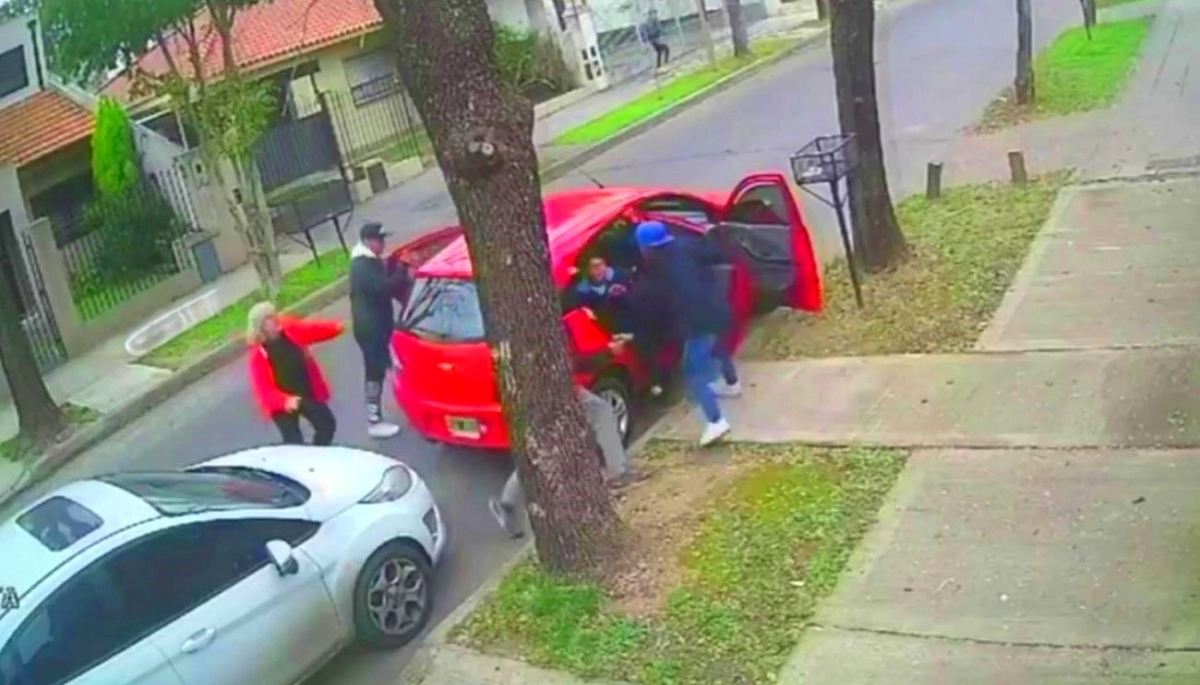 Llevaba al nieto al colegio y sujetos armados le robaron el auto con la modalidad piraña
