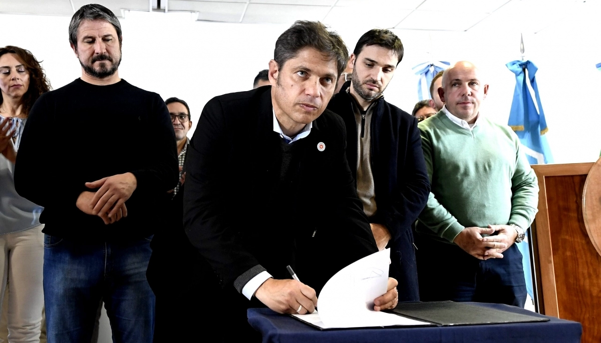 Lazos aceitados: el Gobierno bonaerense oficializó la controversial cesión de ambulancias a Chubut