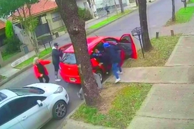 Llevaba al nieto al colegio y sujetos armados le robaron el auto con la modalidad piraña