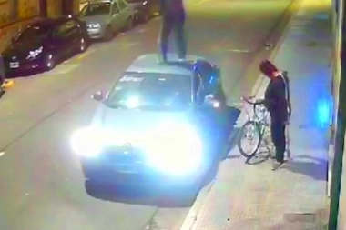 Temerario robo en la Ciudad: trepó por la fachada, descolgó el botín y saltó a un vehículo desde el balcón