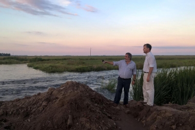 Conflicto por inundaciones: Intendente Reynoso acusó a La Pampa de realizar canales clandestinos