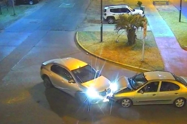 Un roto y un descocido: las cámaras de Tigre grabaron el choque de autos conducidos por hombres alcoholizados