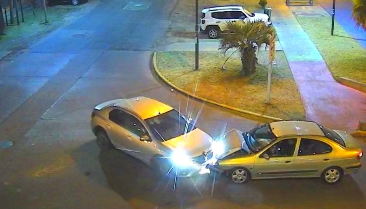Un roto y un descocido: las cámaras de Tigre grabaron el choque de autos conducidos por hombres alcoholizados