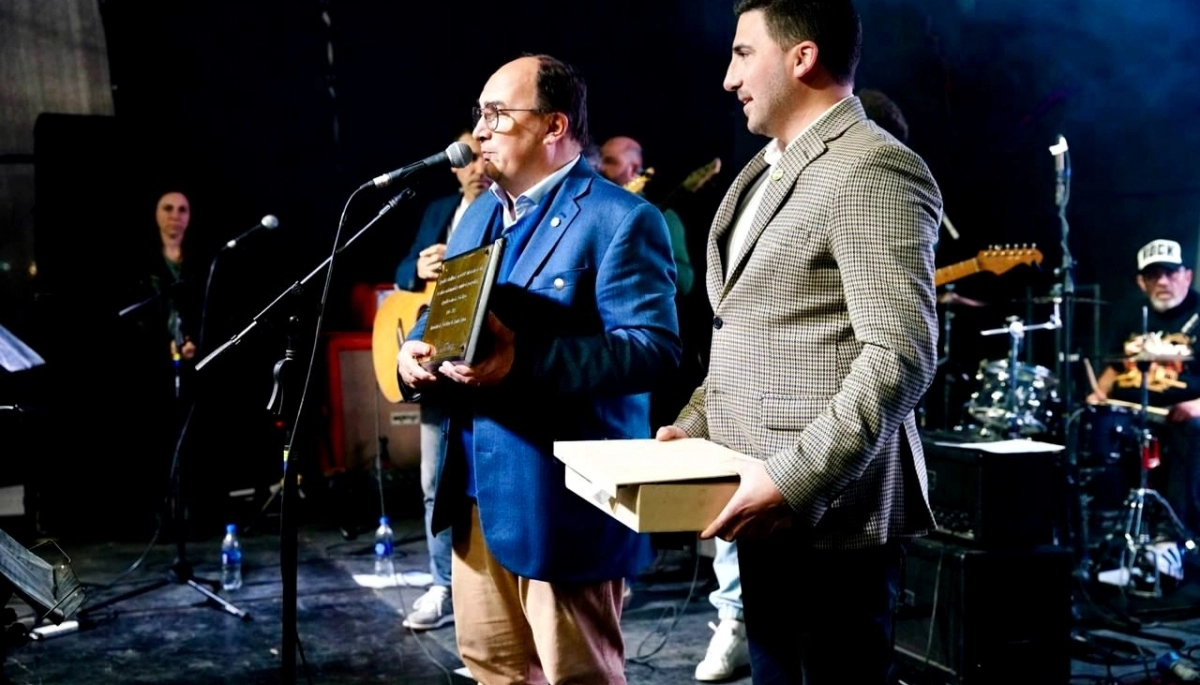 Egüen entregó placa al Intendente Salomón por el 161º aniversario de Saladillo