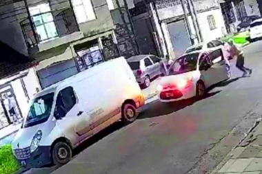 Se detuvieron a comprar en kioscos de Morón y en segundos les robaron todo