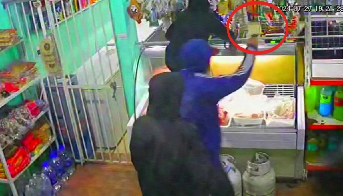 Robo piraña en Quilmes: jóvenes delincuentes arrasaron un almacén de Bernal