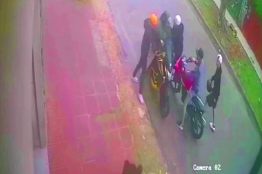 Robo piraña: cinco jóvenes atacaron a un moto remisero que acabó tirado en el pavimento